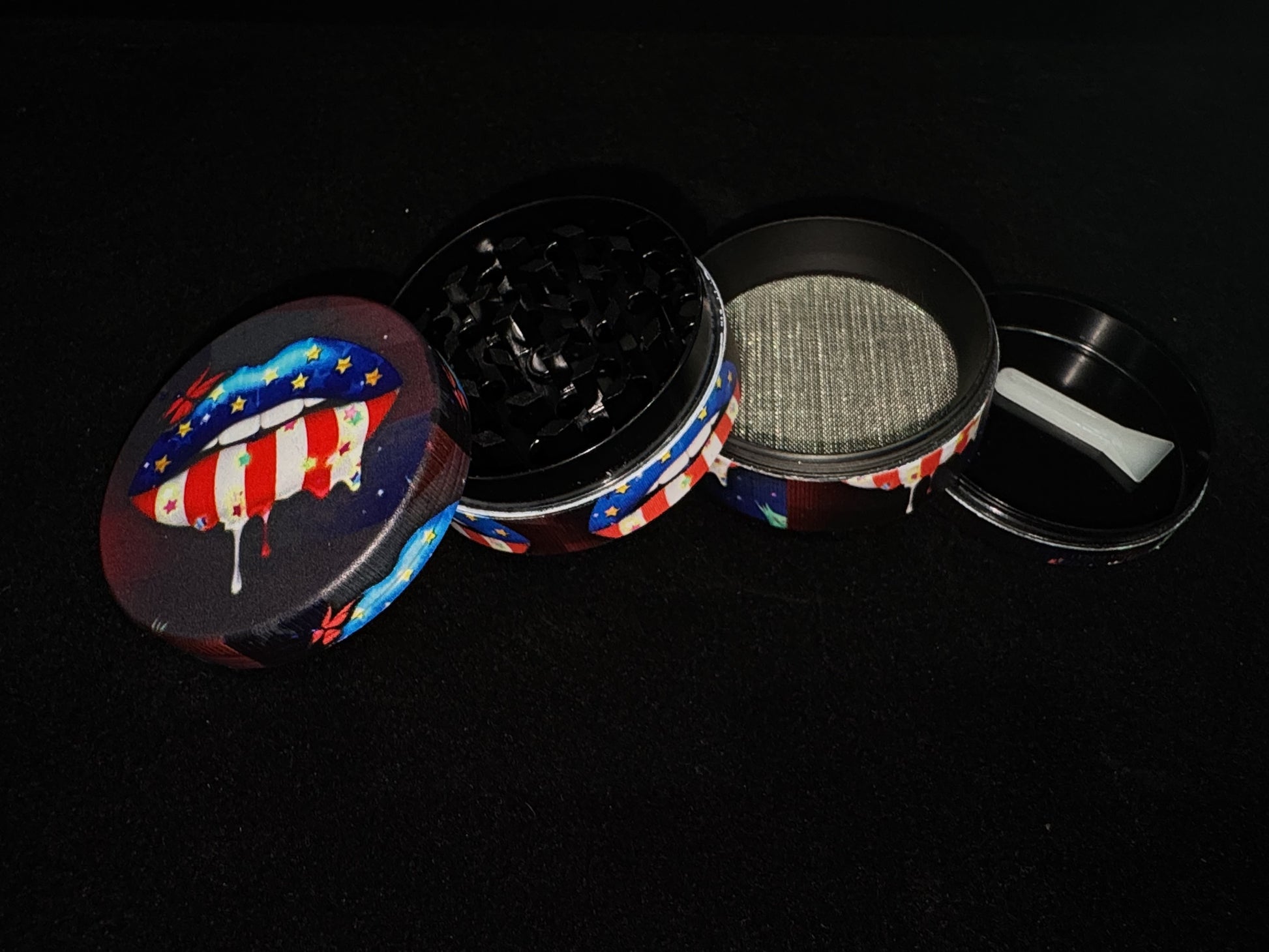 Dripping Lips American Flag Herb Grinder – Patriotic Art Design